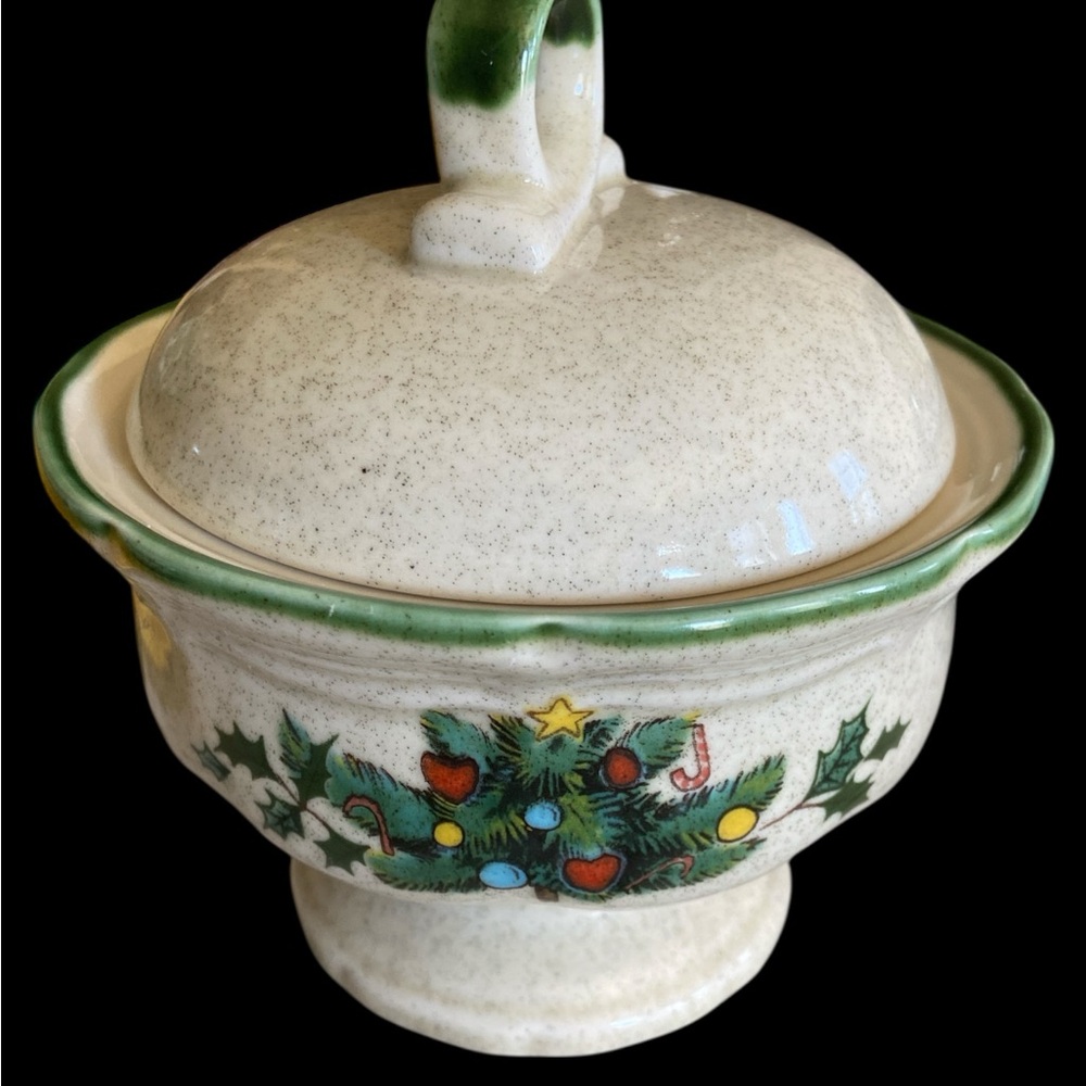 Mikasa Cream and Green Covered sugar Bowl with Holly Design - Picture 3 of 7